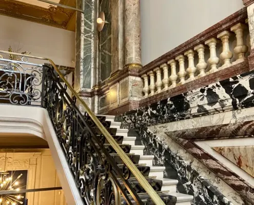 Escalier d’honneur d’un lieu de réception