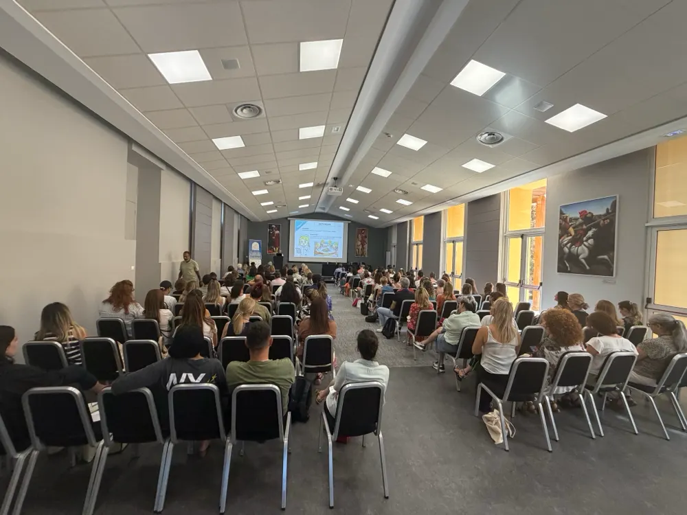 Participants réunis en salle de conférence
