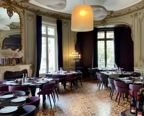 Salon dressé pour le déjeuner des participants